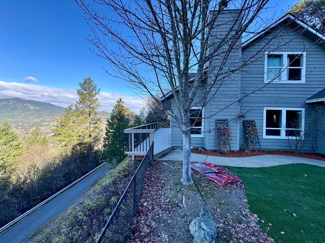 901 Manzanita Drive, Rogue River, OR 97537