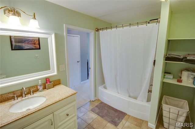 872 Oakwood Lane, East Alton, IL 62024