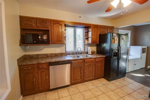 872 Oakwood Lane, East Alton, IL 62024