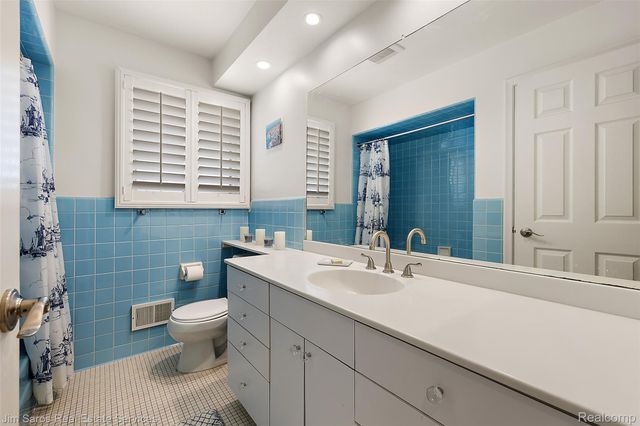 22416 Ardmore Park Drive, St. Clair Shores, MI 48081