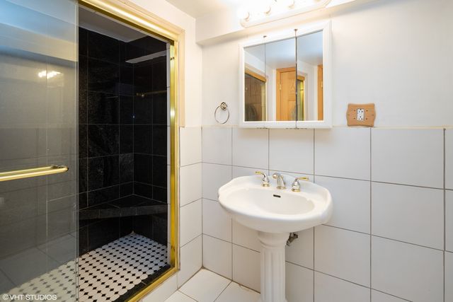 1418 S 6th Avenue, Des Plaines, IL 60018