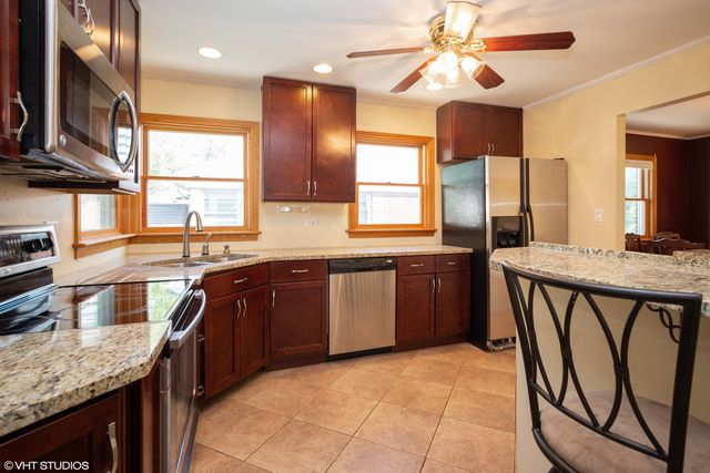 1418 S 6th Avenue, Des Plaines, IL 60018