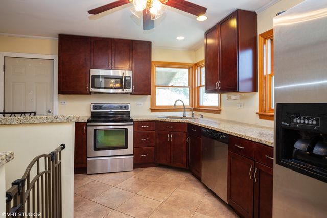 1418 S 6th Avenue, Des Plaines, IL 60018