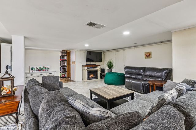 1418 S 6th Avenue, Des Plaines, IL 60018