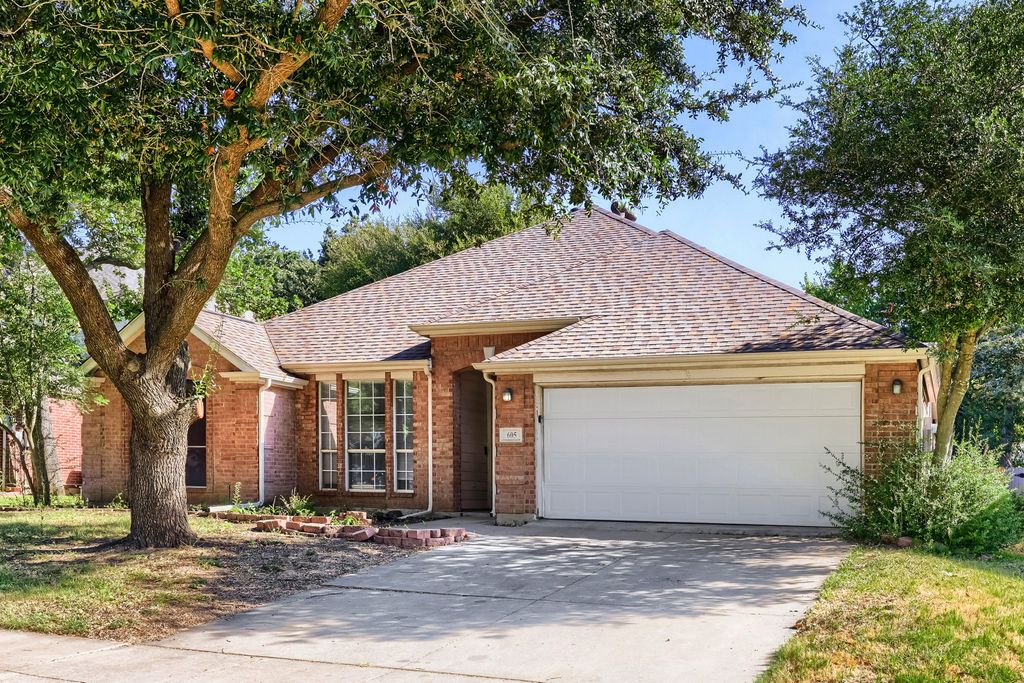 605 Oakbrook Drive, Burleson, TX 76028 — photo 2