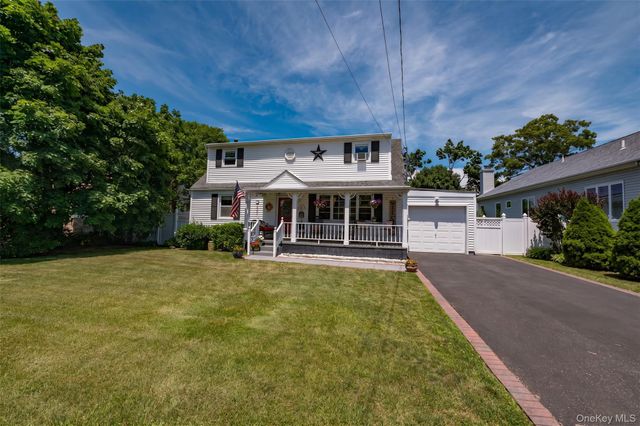 11 Spruce Street, Islip, NY 11751