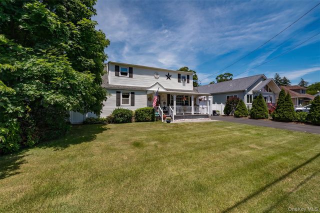 11 Spruce Street, Islip, NY 11751