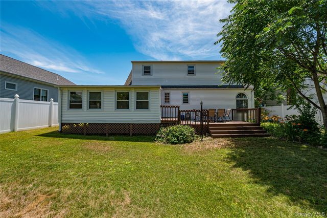 11 Spruce Street, Islip, NY 11751