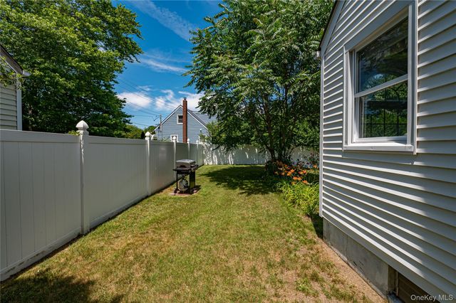 11 Spruce Street, Islip, NY 11751