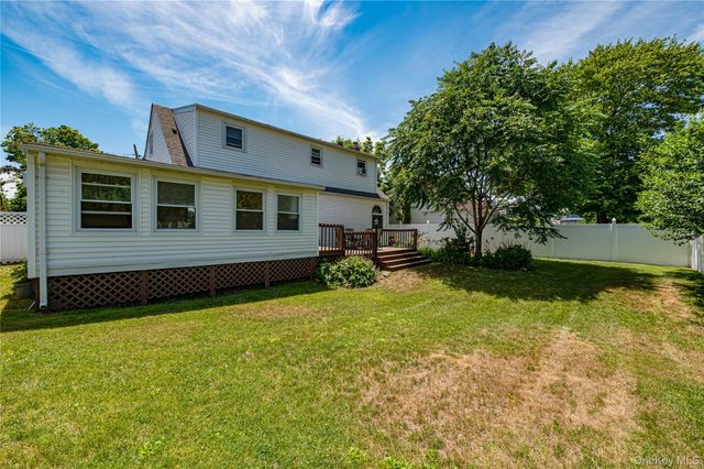 11 Spruce Street, Islip, NY 11751