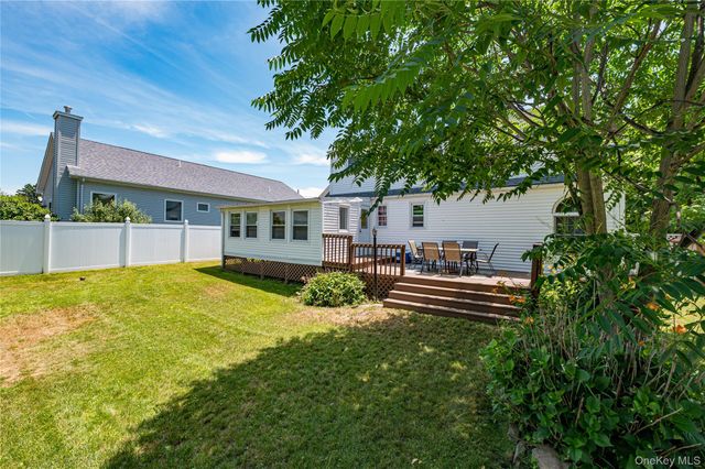 11 Spruce Street, Islip, NY 11751