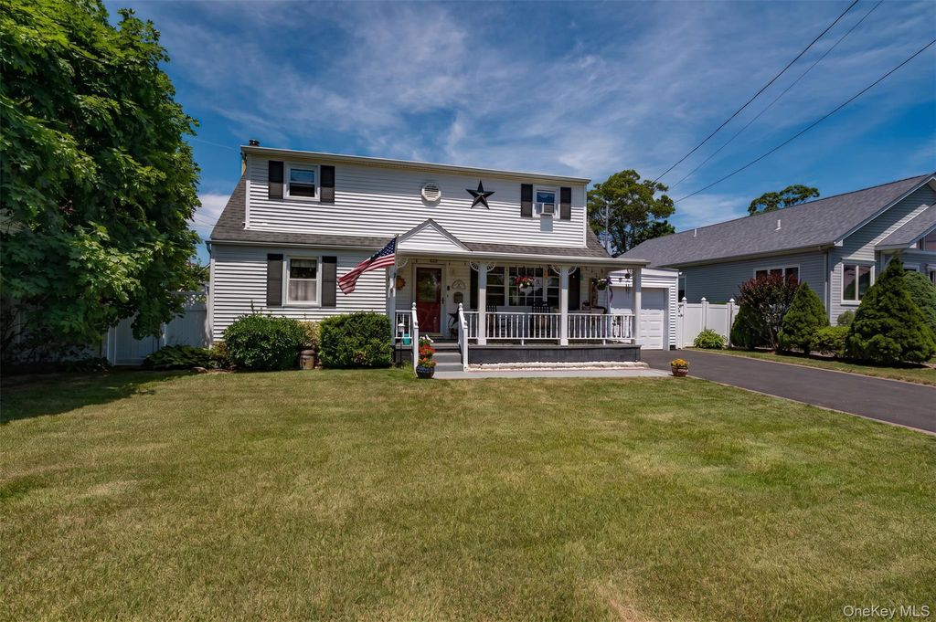 11 Spruce Street, Islip, NY 11751