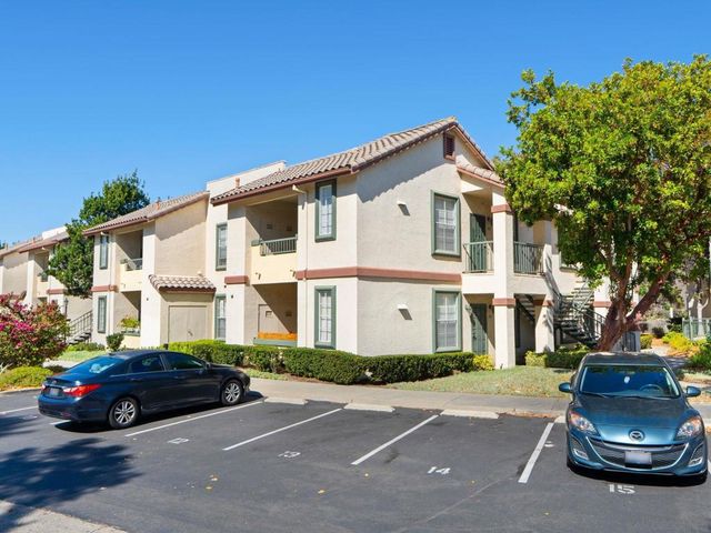 10830 Sabre Hill 202, San Diego, CA 92128