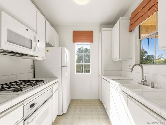 10830 Sabre Hill 202, San Diego, CA 92128