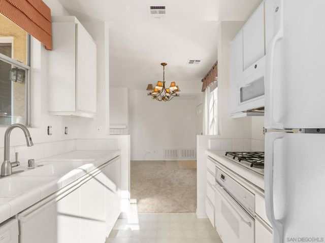 10830 Sabre Hill 202, San Diego, CA 92128