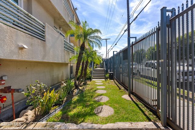 8800 Burnet Avenue Unit 15, North Hills, CA 91343