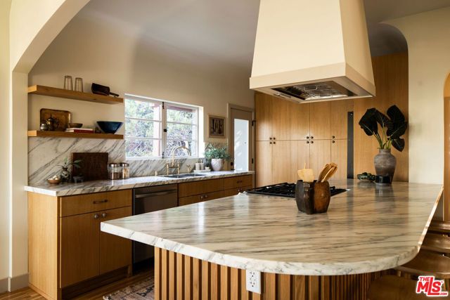 1825 Redesdale Avenue, Los Angeles, CA 90026