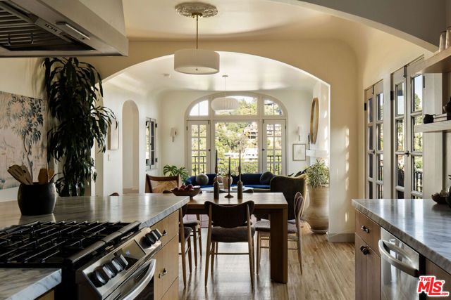 1825 Redesdale Avenue, Los Angeles, CA 90026