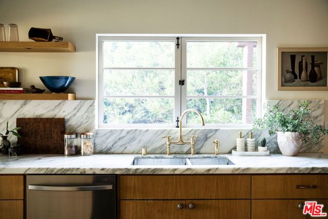 1825 Redesdale Avenue, Los Angeles, CA 90026