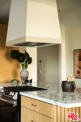 1825 Redesdale Avenue, Los Angeles, CA 90026