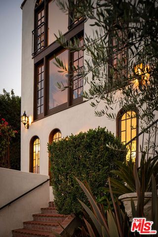 1825 Redesdale Avenue, Los Angeles, CA 90026