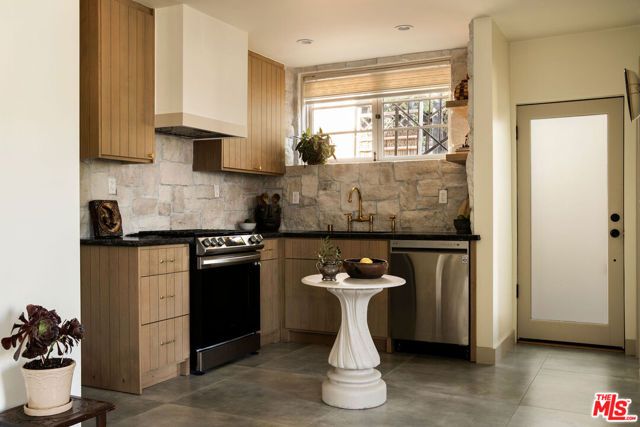 1825 Redesdale Avenue, Los Angeles, CA 90026