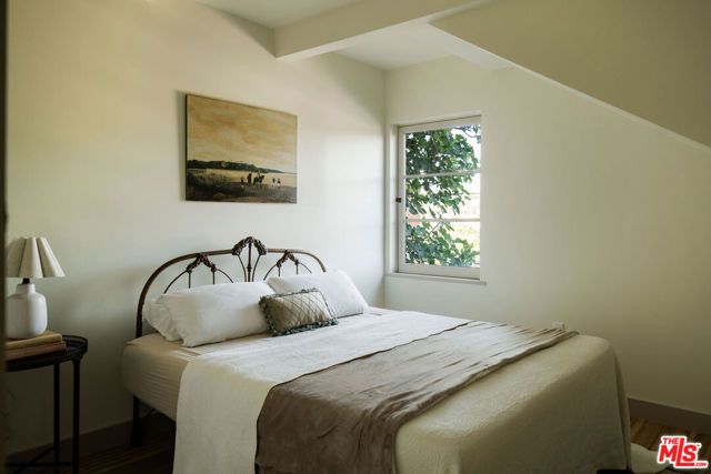 1825 Redesdale Avenue, Los Angeles, CA 90026