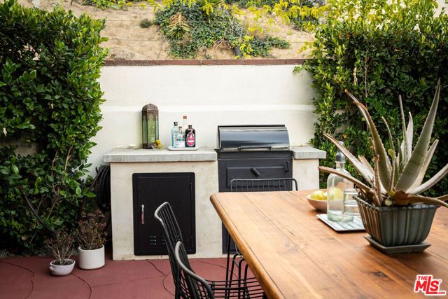1825 Redesdale Avenue, Los Angeles, CA 90026