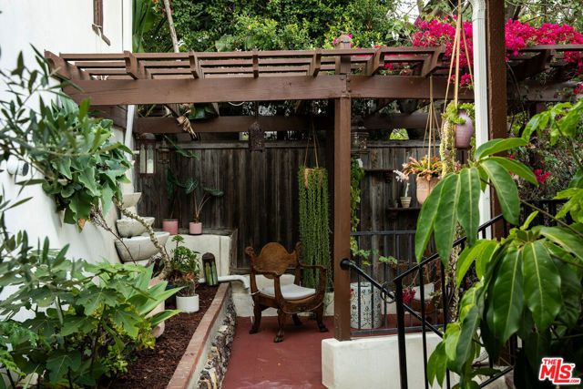 1825 Redesdale Avenue, Los Angeles, CA 90026