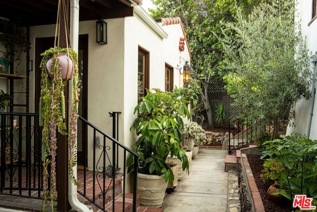 1825 Redesdale Avenue, Los Angeles, CA 90026
