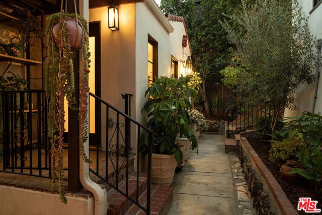 1825 Redesdale Avenue, Los Angeles, CA 90026