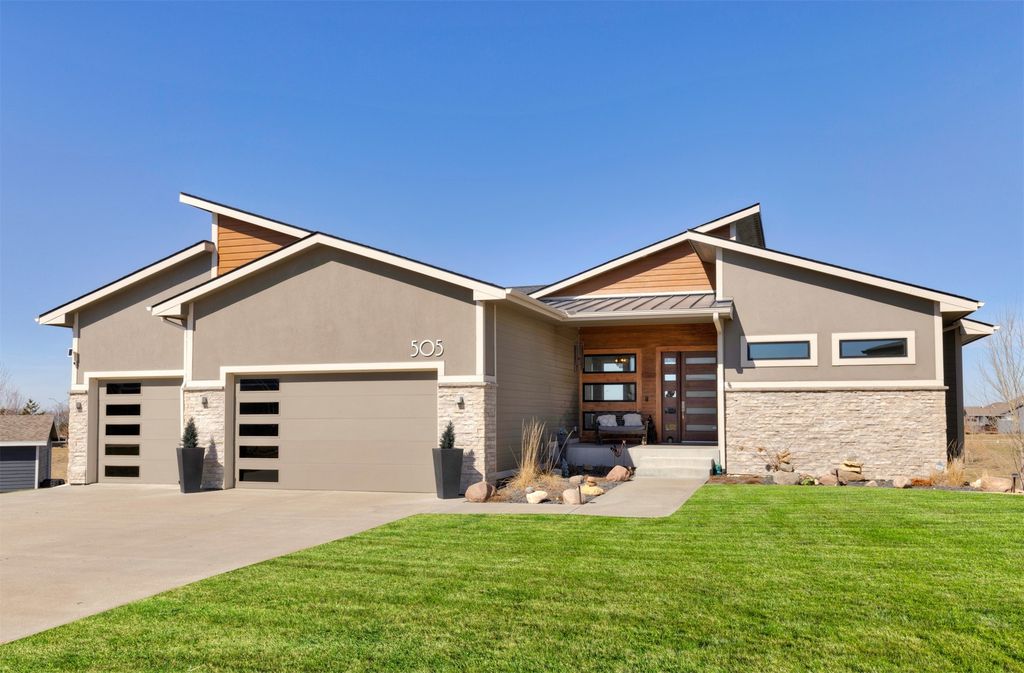 505 NE Dellwood Court, Waukee, IA 50263