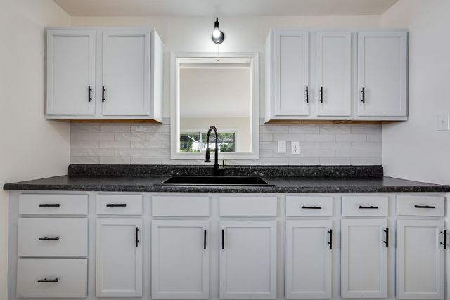 622 Sylvan Ln, Wichita, KS 67218