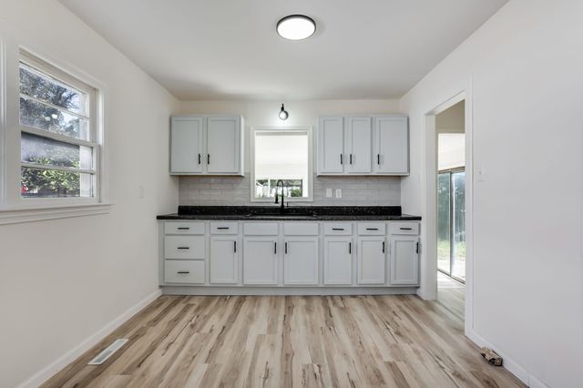 622 Sylvan Ln, Wichita, KS 67218