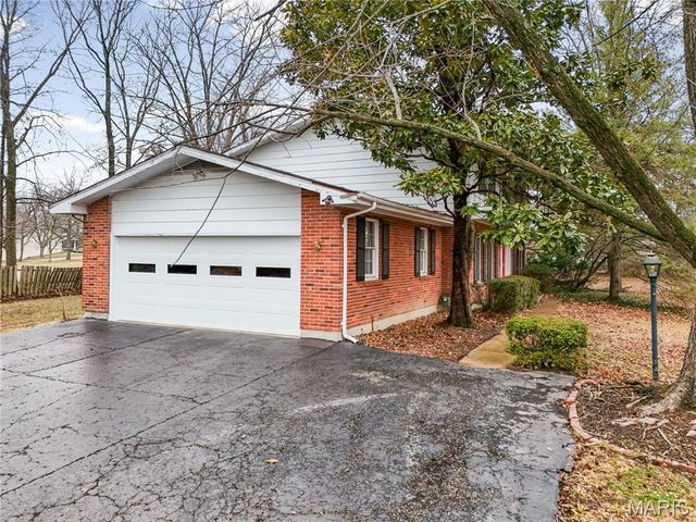 421 Andover Lane, Ballwin, MO 63011