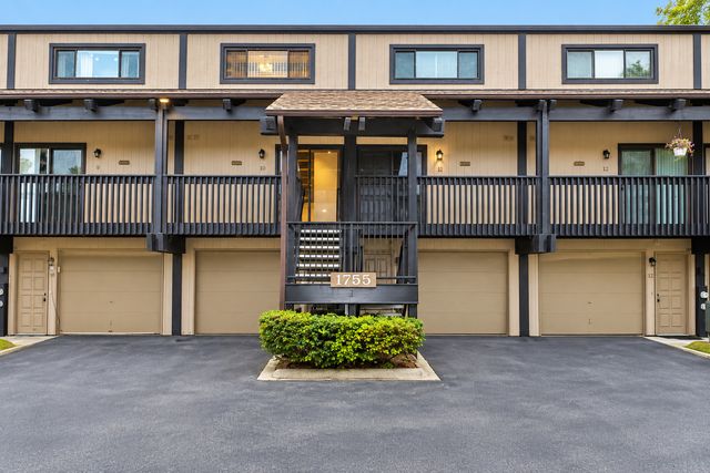 1755 Rand Road 10, Des Plaines, IL 60016