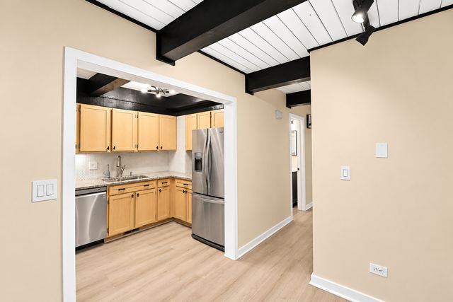 1755 Rand Road 10, Des Plaines, IL 60016