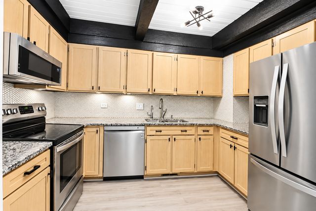 1755 Rand Road 10, Des Plaines, IL 60016