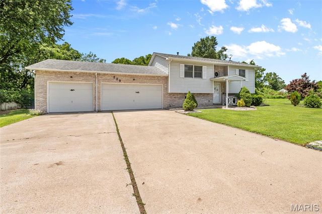 229 Chouteau Point, Pontoon Beach, IL 62040