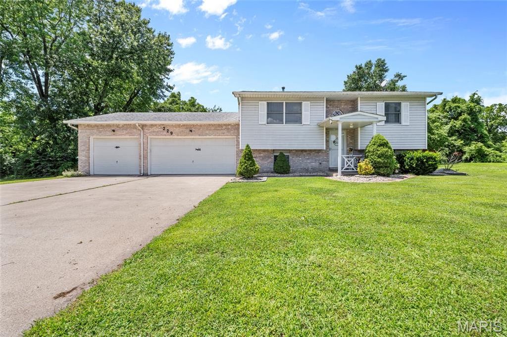 229 Chouteau Point, Pontoon Beach, IL 62040