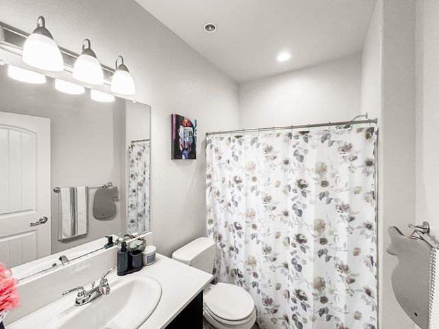 2709 Pontiac Avenue, Clovis, CA 93611