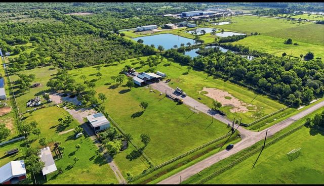 5704 Avenue Q W, Dickinson, TX 77539
