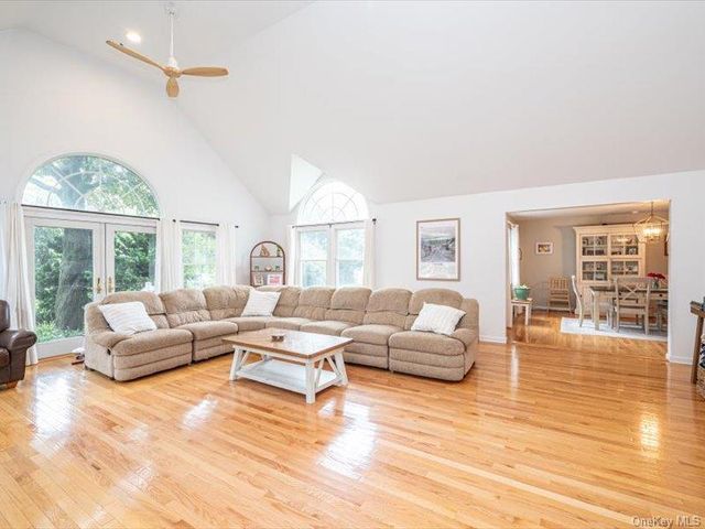 21 James Street, Islip, NY 11751