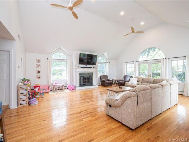 21 James Street, Islip, NY 11751