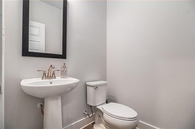 2 Whites Pond Road, Moreland, GA 30259