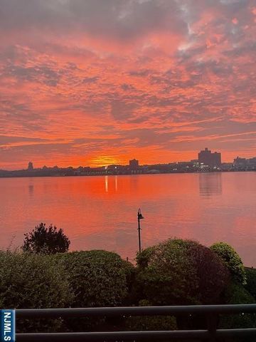 50 Grand Cove Way G50, Edgewater, NJ 07020