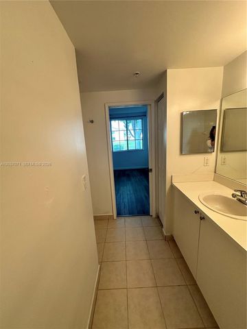 8050 N Nob Hill Rd 102, Tamarac, FL 33321