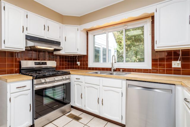 23 Golden Oaks Drive, Salem, NH 03079
