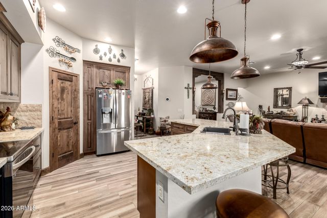 17524 E BROOKS FARM Road, Gilbert, AZ 85298