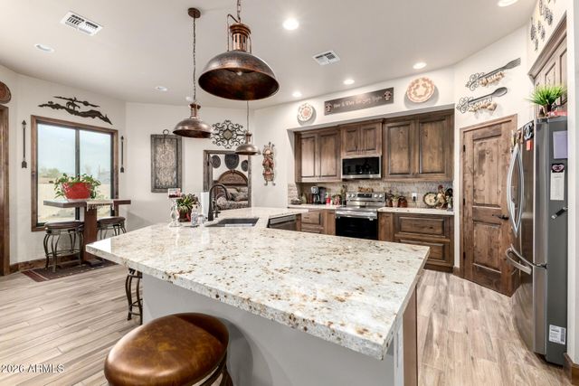 17524 E BROOKS FARM Road, Gilbert, AZ 85298